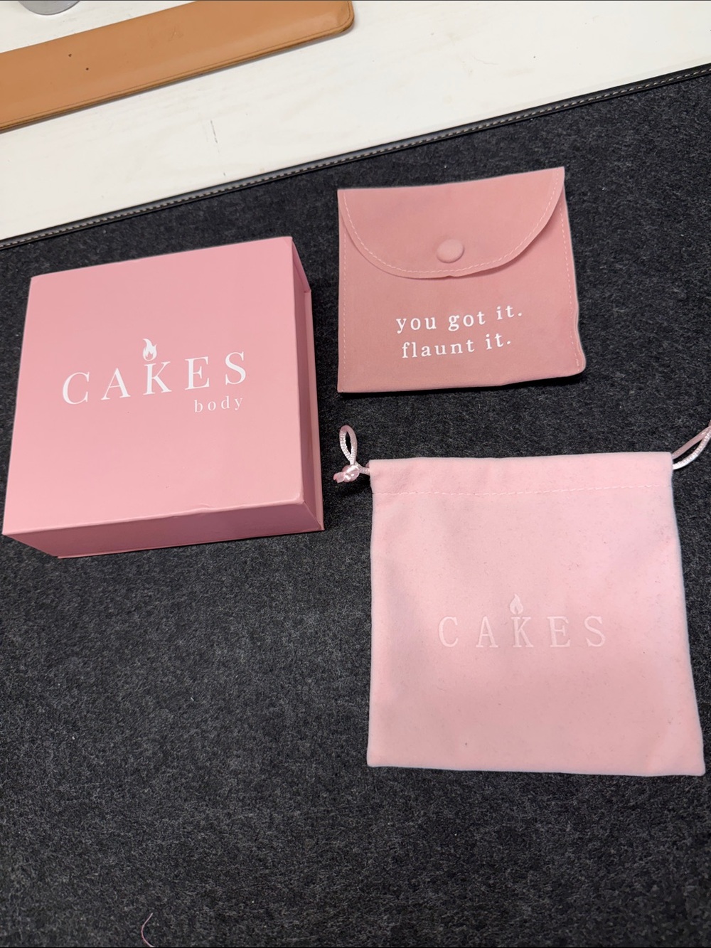 2 Travel bags WITH BOX BY CAKES BODY